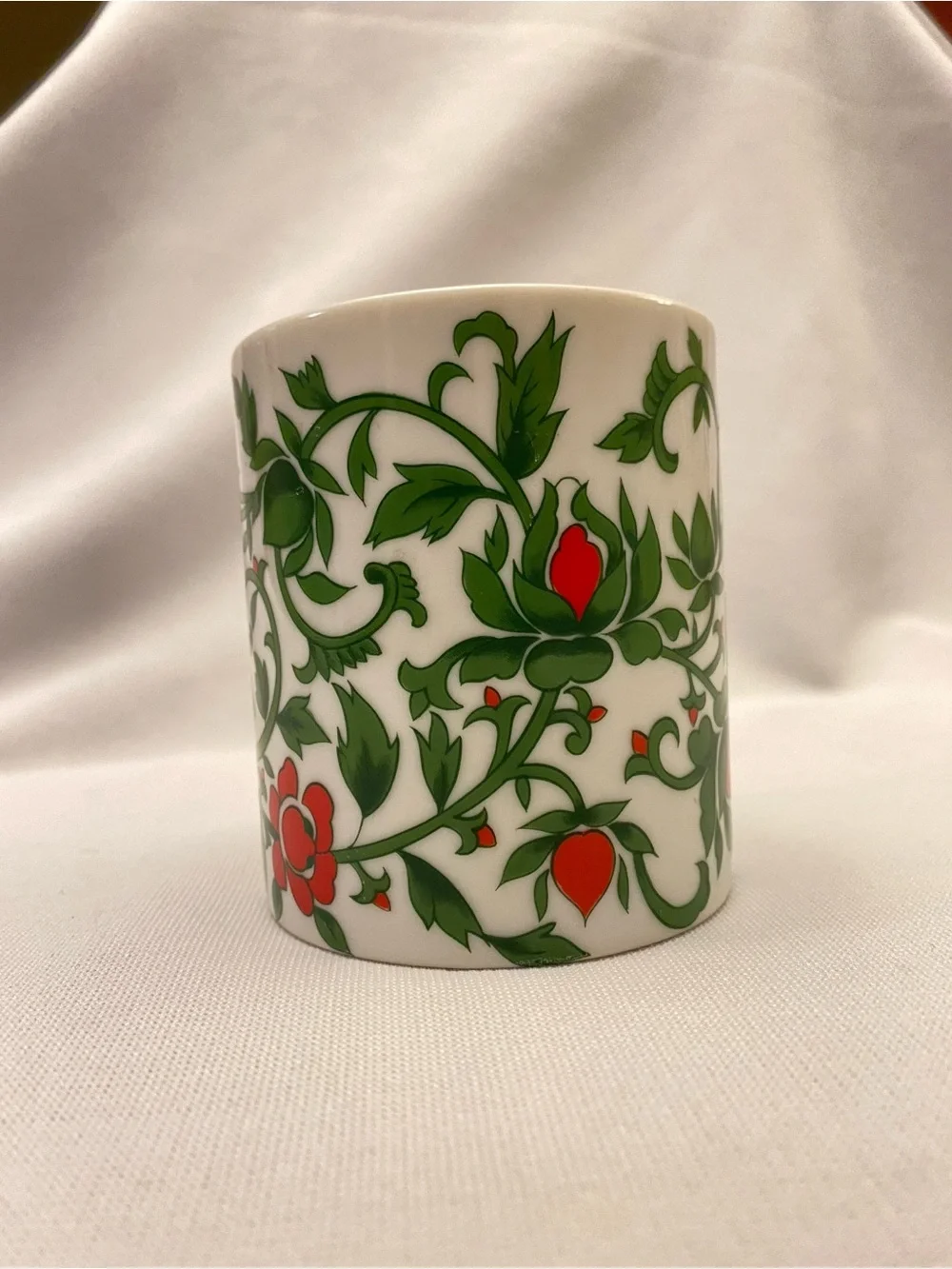 Vintage Williams Sonoma White Ceramic Mug Christmas Green vine Red Floral Japan